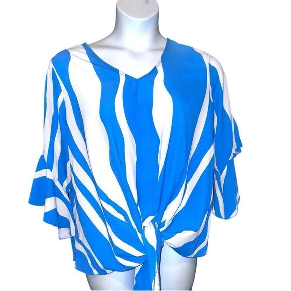 Blue and white wavy striped lightweight blouse! - Picture 4 of 9